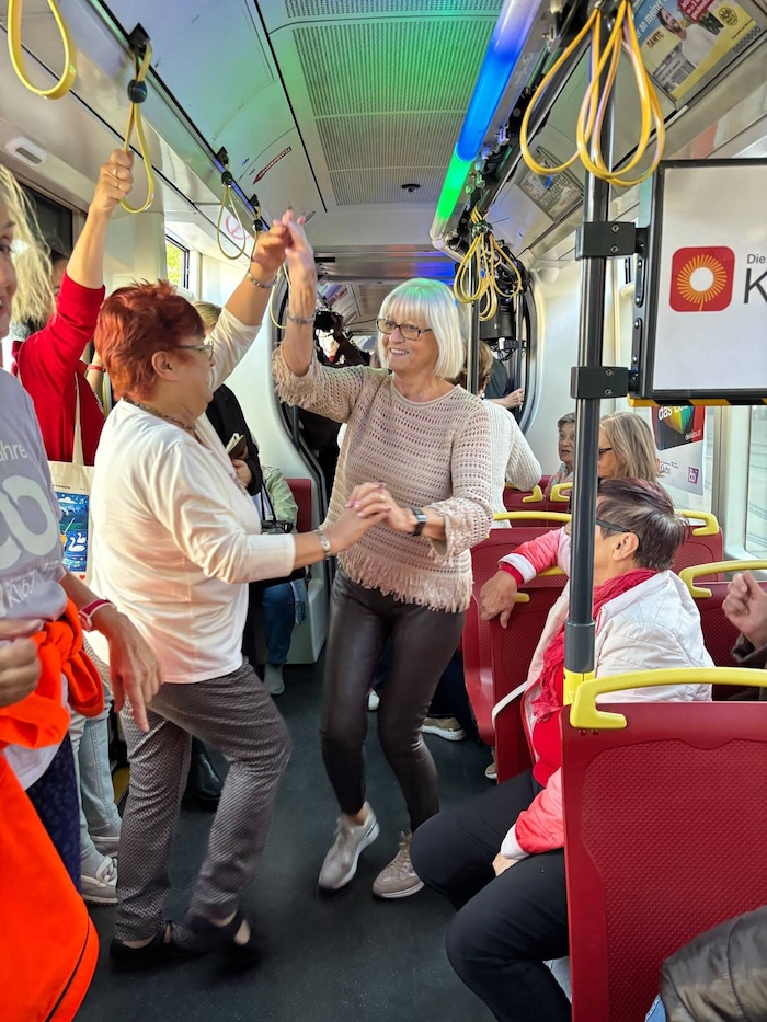 Jacqueline (li.) hat die ganze Fahrt über durchgetanzt.