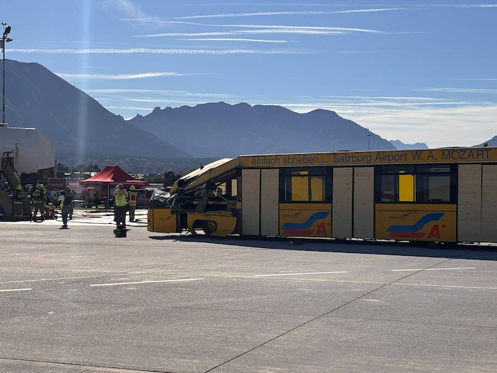 Der Bus wurde bei dem simulierten Vorfall stark beschädigt.