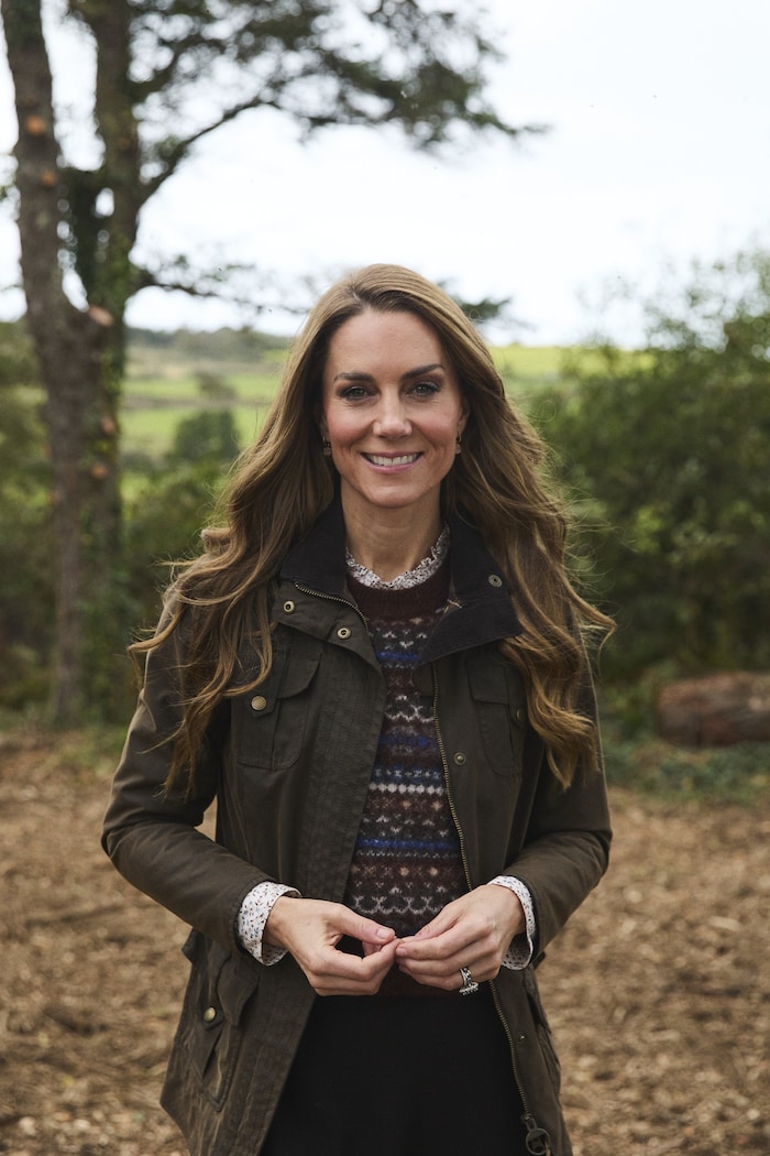 Prinzessin Kate im lässigen Country-Stil, den sie mit einer mädchenhaften Bluse auflockert und ...
