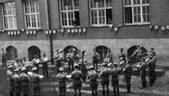Die „Wiltener“ in SA-Uniform vor dem ehemaligen Gauhaus. Kapellmeister Sepp Tanzer dirigiert in ...
