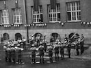Die „Wiltener“ in SA-Uniform vor dem ehemaligen Gauhaus. Kapellmeister Sepp Tanzer dirigiert in ...
