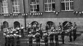 Die „Wiltener“ in SA-Uniform vor dem ehemaligen Gauhaus. Kapellmeister Sepp Tanzer dirigiert in ...
