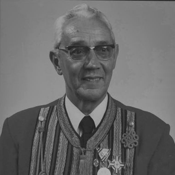 Professor Sepp Tanzer (*1907 in Matrei am Brenner – † 28. Februar 1983 in Kramsach) erhielt auch ...