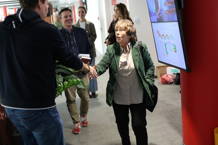 Elfie Donnelly startete ihre Karriere als Journalistin in Österreich. Groß war ihr Interesse am ...