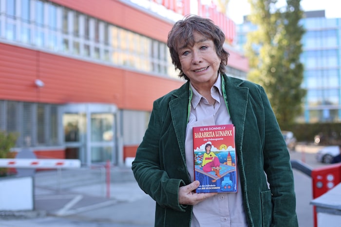 Sie kam mit Gepäck: Star-Autorin Elfie Donnelly mit ihrem neuen Buch Barabrixa Lunafax auf ...