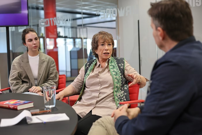 Donnelly im Gespräch mit Emily Patek und Norman Schenz.