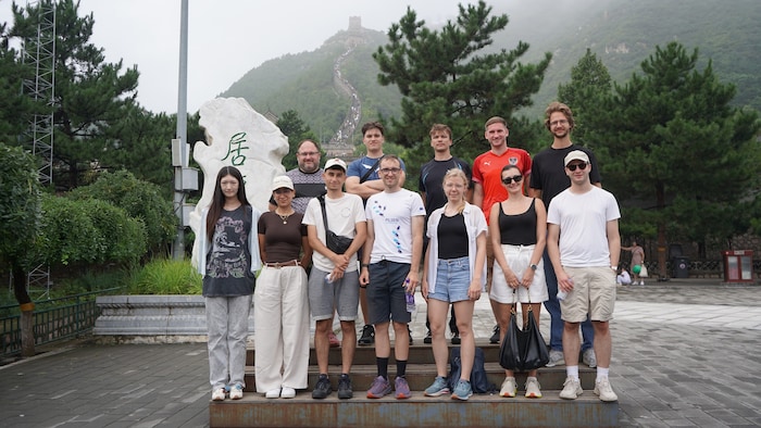 Teilnehmer aus Österreich, der Slowakei und der Schweiz beim Besuch der Chinesischen Mauer.