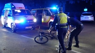 Polizisten markierten die Unfallstelle in Linz/Bindermichl.