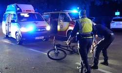 Polizisten markierten die Unfallstelle in Linz/Bindermichl.
