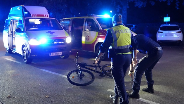 Polizisten markierten die Unfallstelle in Linz/Bindermichl.