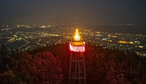 Ab 28. November wird die elektrische Flamme der Gfiederwarte auf dem Ternitzer Hausberg wieder ...