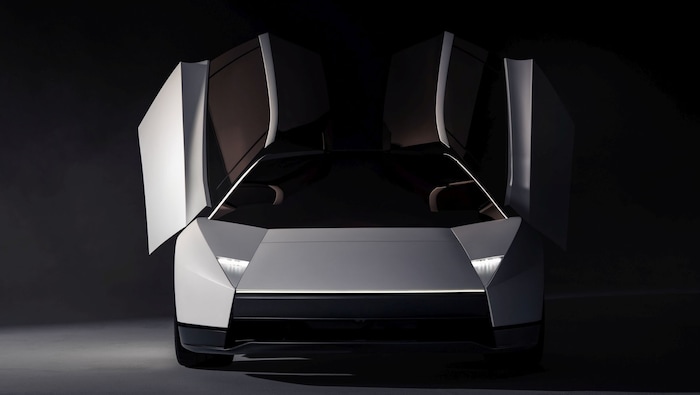 Flügel haben alle Tesla Roadster – fliegen können nur die wenigsten.