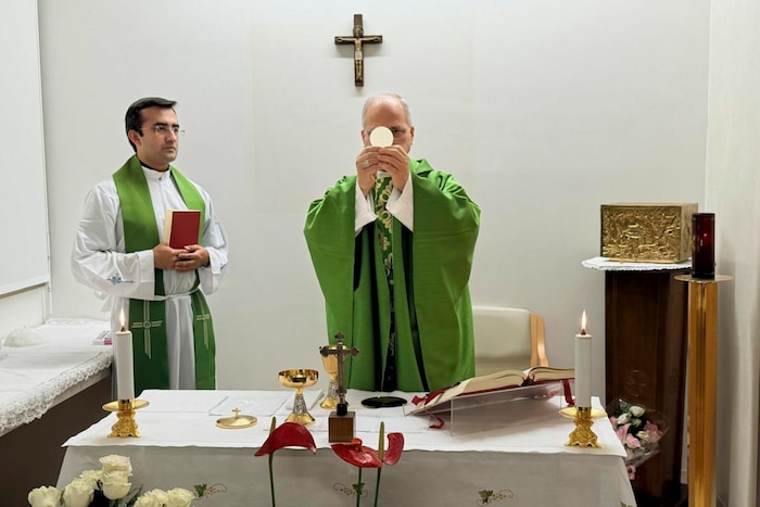 Papst Leo hat sich nach seiner Operation so weit erholt, dass er eine Messe feiert. Im ...