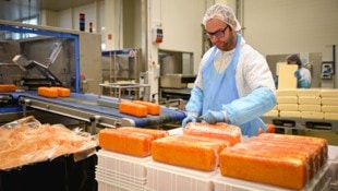 Molkereien verarbeiten die von Bauern gelieferte Milch zu Produkten wie Käse, Butter, Joghurt ...