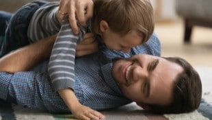 Fremde Männer „rangeln“ mit Kindern, ein Direktor in NÖ dürfte von dieser Methode überzeugt ...