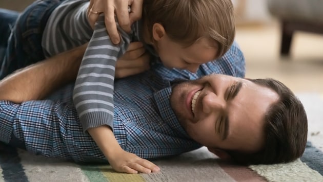 Fremde Männer „rangeln“ mit Kindern, ein Direktor in NÖ dürfte von dieser Methode überzeugt ...
