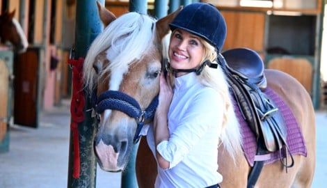 Vor einem halben Jahr hat die jüngst erblondete Leona König die Liebe zum Reitsport entdeckt.