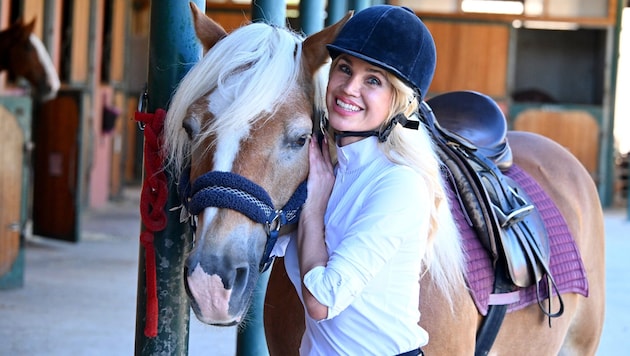 Vor einem halben Jahr hat die jüngst erblondete Leona König die Liebe zum Reitsport entdeckt.