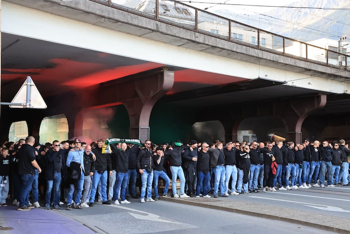 Stimmung unter der Bahnbrücke.