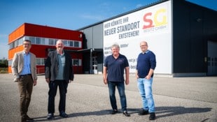 Werner Schwab, Adolf Gojer, Helmut Schwab und Ludwig Gojer vor der 8000 Quadratmeter großen ...