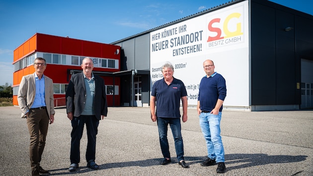 Werner Schwab, Adolf Gojer, Helmut Schwab und Ludwig Gojer vor der 8000 Quadratmeter großen ...