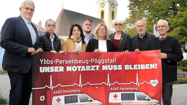 Regionale Gemeindechefs mit Organisatorin Christa Kranzl (Mi.), und Initiativensprecher sowie ...