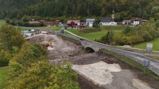 Kerstin Jönsson Aus der Vogelperspektive: Über den Weißbach in Schneizlreuth wird eine neue Brücke gebaut und ...