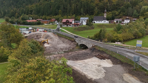 Aus der Vogelperspektive: Über den Weißbach in Schneizlreuth wird eine neue Brücke gebaut und ...