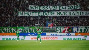 Ein Transparent der Rapid-Fans sorgt für Aufsehen.