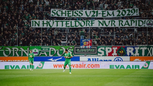 Ein Transparent der Rapid-Fans sorgt für Aufsehen.
