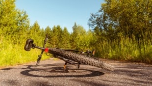 Der Mann hatte im eigenen Jagdrevier einen Unfall mit dem Rad. (Symbolbild)