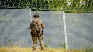 Eine Wache steht an der lettisch-belarussischen Grenze bereit.