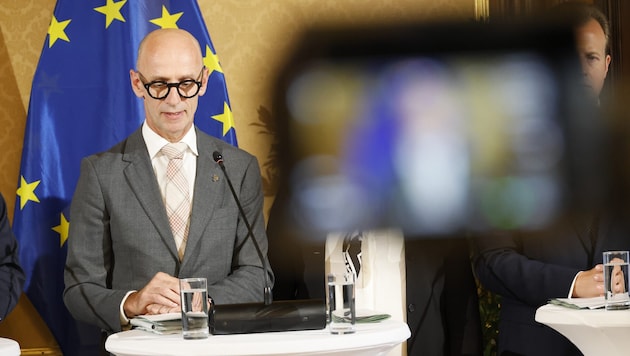 Finanzlandesrat Willibald Ehrenhöfer bei der Budgetpräsentation