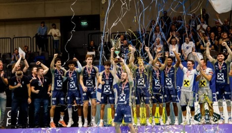 Hartberg stemmt den Pokal in die Höhe.