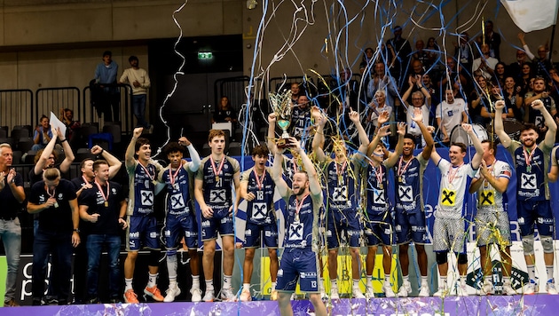 Hartberg stemmt den Pokal in die Höhe.