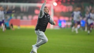Christian Schaider jubelte über den Derbysieg, bekam aber einen Becher ins Gesicht.