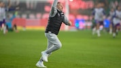 Christian Schaider jubelte über den Derbysieg, bekam aber einen Becher ins Gesicht.