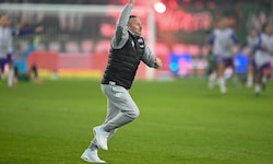 Christian Schaider jubelte über den Derbysieg, bekam aber einen Becher ins Gesicht.