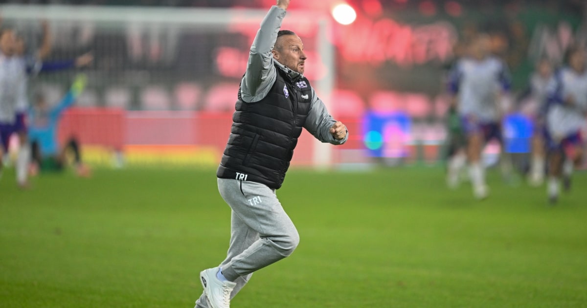Derbybalhé Innsbruckban: Megdobták az Austria edzőjét