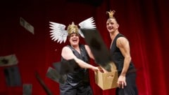 Famos: Stefanie Reinsperger als König Ubu, Sebastian Wendelin als Mutter.