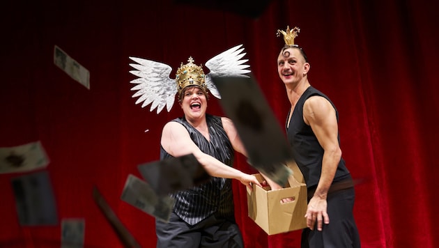 Famos: Stefanie Reinsperger als König Ubu, Sebastian Wendelin als Mutter.