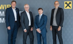RLB-Vorstand Thomas Wass (li.) und IV-Boss Max Kloger (2. v. li.)