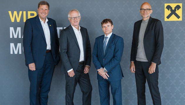 RLB-Vorstand Thomas Wass (li.) und IV-Boss Max Kloger (2. v. li.)