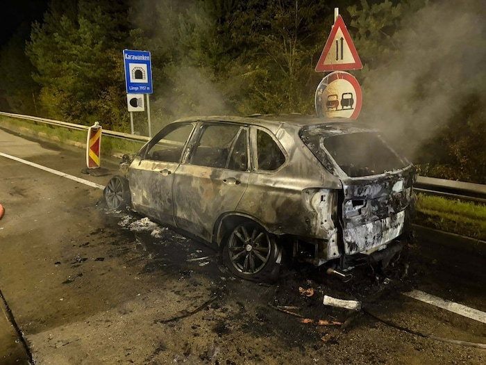 Das Auto wurde schwer beschädigt.