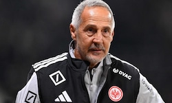 Plötzlich wurde das Stadion evakuiert. Das hat Adi Hütter wohl auch noch nicht erlebt.