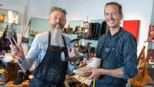 Elias Hribernik &amp; Papa Johannes sind Orthopädieschuhmachermeister. Ihre Werkstätte ist in ...