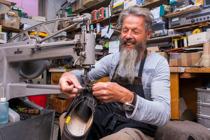 Johannes ist seit 50 Jahren als Orthopädieschuhmacher- meister tätig. Das Handwerk wird in der ...