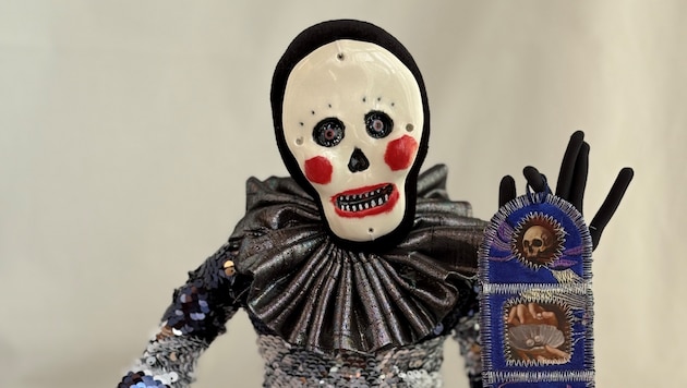 „Fancy Death“ von Medulla Textiles und Johanna Mark weist auf das mexikanische, lebensbejahende ...