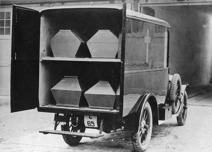 Ein sehr seltenes historisches Foto: Das erste Automobil der städtischen Bestattung, das in Linz ...