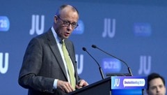 Bundeskanzler und CDU-Chef Friedrich Merz warnt SPD und Grüne vor „Gesprächen mit ...